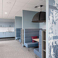 Blick in den modernen, blau gestrichenen Essbereich eines Büros