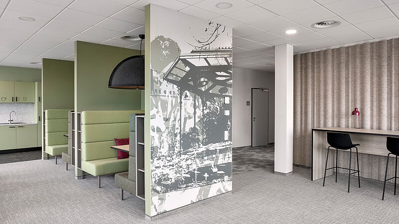 Grün gestrichene Büro- und Aufenthaltsräume mit grüner Grafiktapete